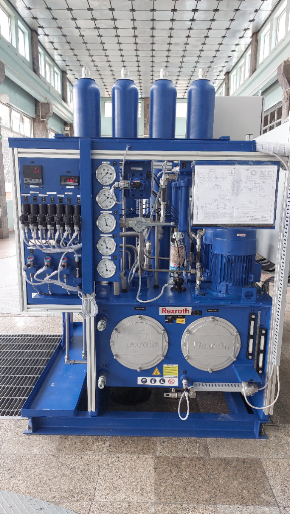 Pressure_oil_tank_system_and_control_valve